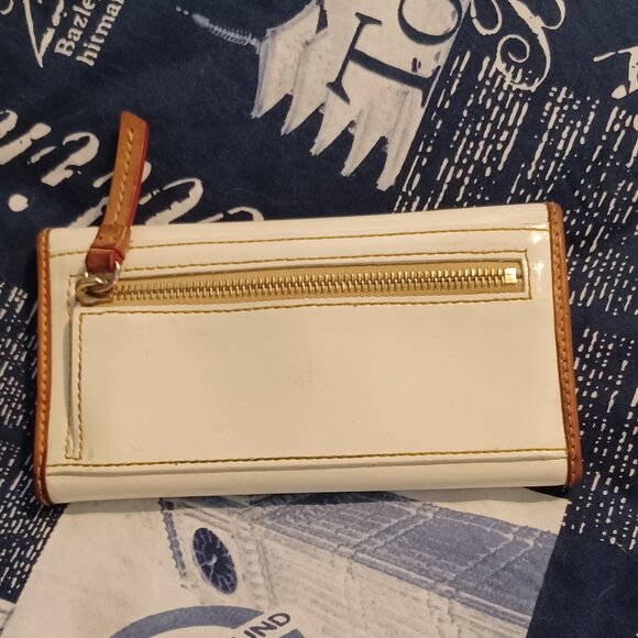 *DAMAGED* Dooney and Bourke White Red Patent Leather Full Wallet - Picture 2 of 11